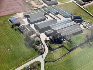 Het betreft een melkveebedrijf in volle uitbating met mogelijkheid tot 38,70 ha eigendomsgrond.De ruime bedrijfswoning bestaat uit 2 woongedeeltes ...