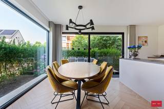 Aan de Nieuw Kaai gelegen recent en instapklaar gelijkvloers appartement met één slaapkamer en een heerlijk terras. Licht en gezellig ingericht met sfeervolle visgraat vloeren uitgevende via een schuifpui op een heerlijk terras. Dit appartement beschikt bovendien over vloerverwarming, een moderne volledig geïnstalleerde keuken met de nodige toestellen waaronder inductievuur met ingebouwde afzuiging. De inkomhal beschikt over een ingemaakte kastenwand met het gastentoilet voorzien van handenwasser. Aangename slaapkamer met naastgelegen gerieflijke badkamer voorzien van een inloopdouche, wastafelmeubel en wasaansluitingen. 
Tevens beschikt men over een kelderberging en is er een ondergrondse autostaanplaats verplicht bij aan te kopen aan 25.000 euro.
De Nieuwe Kaai is zeer populair om haar aantrekkelijke waterrijke ligging, fiets en wandelmogelijkheden en de gezellige horeca.

Troeven
* Topligging langs de Nieuwe Kaai en de Heizijde!
* Gelijkvloers met open indeling en veel lichtinval
* Quasi nieuwbouwwoning met 10 jarige aansprakelijkheid!
* Vloerverwarming, energiezuinig label A
* Goede bereikbaarheid op 5 fietsminuten van het centrum.
* Prachtig in het groen gelegen met vele fiets en wandelroutes.
* Direct beschikbaar vanaf akte.
* Oppervlakten zijn indicatief en conform EPC.*