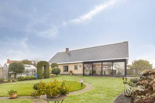 In het rustige, groene Woesten vind je deze alleenstaande woning op een ruim perceel van 978 m². De woning biedt veel licht, ruimte en comfort en...