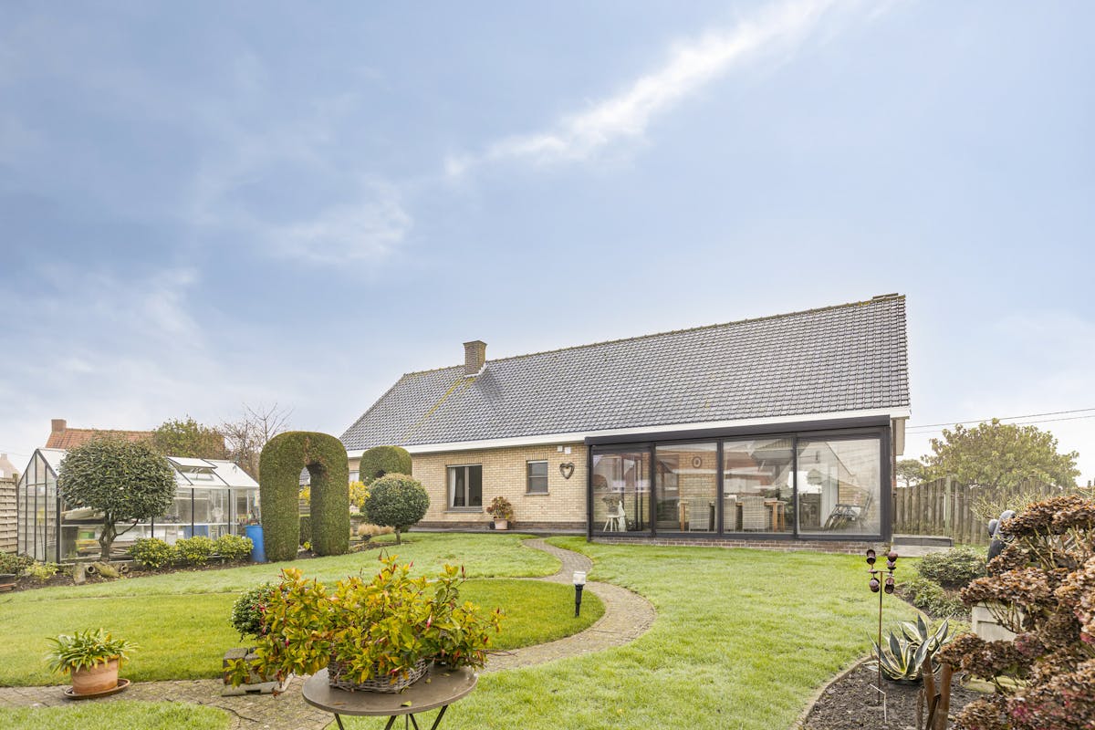 Alleenstaande bungalow met 3 slaapkamers, garage en tuin - foto 1