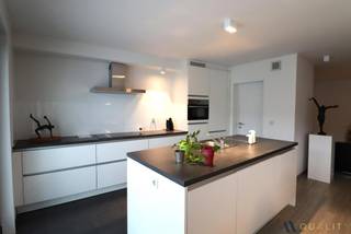 Dit prachtig appartement op de tweede verdieping in het centrum van Bornem bestaat uit een ruime woonkamer met aansluitend de open...