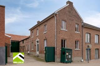 Deze eigendom is gelegen in het centrum van Lauw, een landelijke gemeente van Tongeren.<br /><br />Via de poort kom je binnen op de binnenkoer met toegang tot de woning en stallen. De grote poort achteraan geeft doorgang tot enkele stallen en de grote opslagruimte.<br /><br />Indeling woning: <br />x centrale inkomhal met trap naar de verdieping; <br />x vooraan de zitkamer. De schouw kan gebruikt worden voor een kachel of pellet; <br />x aparte eetkamer met doorgang keuken en toegang tot de ruime gewelfde kelder; <br />x ingerichte keuken met buitendeur; <br />x naastgelegen badkamer met ligbad, douche, lavabomeubel en toilet.<br />x de kelder is koel en ruim, hier bevindt zich ook de CV-installatie.<br /><br />Op de verdieping: <br />x 2 ruime slaapkamers; <br />x tussenkamer, ideaal als bureel of dressing; <br />x vaste trap naar de zolderruimte. Deze is niet ingericht en biedt ruimte voor extra kamers.<br /><br />Rondom de binnenkoer enkele kleine stallen.<br />Via de grote poort zijn er nog enkele stallen en opbergruimte, en achteraan een grote opslagruimte gebouwd in 2011 met een breedte van 13m50 en een diepte van 20m.<br /><br />INTERESSE? Maak telefonisch een afspraak voor bezichtiging op het nummer 012 23 00 23 of mail uw vragen aan roland@immo-leroi.be.