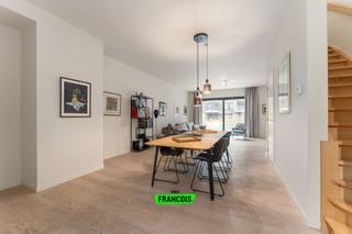 Op zoek naar een ruime en comfortabele woning aan de Belgische kust? Dit prachtige duplex appartement, gelegen in de Troonstraat te Mariakerke/Oostende, combineert moderne luxe met een toplocatie. Met het strand, de zee, supermarkten en openbaar vervoer op wandelafstand, geniet u hier van een ideale mix van rust en toegankelijkheid.<br /><br />Indeling en kenmerken<br /><br />Gelijkvloers:<br /><br />Bij binnenkomst wordt u verwelkomd in een ruime inkomhal met een apart gastentoilet. De lichtrijke leefruimte biedt een gezellige sfeer en sluit naadloos aan op de volledig ingerichte open keuken, die voorzien is van alle moderne toestellen. Vanuit de leefruimte heeft u toegang tot het royale, zuidwestgerichte terras van 25 m², waar u heerlijk kunt ontspannen met zicht op de rustige binnentuin.<br /><br />Eerste verdieping:<br /><br />De nachthal leidt u naar drie ruime slaapkamers, waaronder de masterbedroom met een eigen dressing en badkamer, uitgerust met een douche en lavabomeubel. De tweede en derde slaapkamer zijn perfect geschikt voor kinderen, gasten of een thuisbureau. Daarnaast beschikt de verdieping over een tweede badkamer met een ligbad en een dubbel lavabomeubel, een apart toilet en een praktische berging met aansluiting voor een wasmachine.<br /><br />