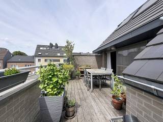 <strong><span>Prachtig duplexappartement met 2 SLPK, Terras & Staanplaats!</span></strong><br /><br />In de Gaston de Schepperstraat 10 te Erembodegem bevindt zich dit <strong>prachtig modern duplexappartement</strong>, ideaal gelegen in het hart van de gemeente. Hier woont u op wandelafstand van openbaar vervoer, winkels en andere dagelijkse voorzieningen, waardoor comfort en bereikbaarheid hand in hand gaan!<br /><br />Bij het betreden van het appartement, via <strong>een aparte inkomhal met gastentoilet</strong>, valt meteen de <strong>lichtrijke en ruime leefruimte</strong> op. Dankzij de <strong>grote raampartijen</strong> geniet u hier van <strong>een aangename natuurlijke lichtinval</strong>, wat zorgt voor een warme en uitnodigende sfeer. De <strong>open keuken </strong>sluit naadloos aan op de living en vormt het centrale punt van de woning. Deze <strong>moderne keuken</strong> is uitgerust met een stijlvol keukeneiland, wat niet alleen extra werk- en opbergruimte biedt, maar ook de ideale plek is om gezellig samen te komen met familie of vrienden.<br /><br />Het appartement beschikt op de verdieping over <strong>twee volwaardige slaapkamers</strong> die perfect kunnen dienen als hoofdslaapkamer, kinderkamer, bureau of hobbyruimte. De badkamer is praktisch en hedendaags ingericht met een <strong>douche, toilet en lavabo</strong> én biedt alles wat u nodig heeft voor uw dagelijks comfort. <br /><br />Daarnaast is er <strong>een aparte bergruimte </strong>aanwezig, wat zorgt voor extra opbergmogelijkheden en een opgeruimde leefomgeving.<br /><br />Een absolute troef van dit appartement is <strong>het</strong> <strong>zeer ruime zonneterras</strong>. Hier kan u in alle rust genieten van de buitenlucht, ontspannen na een drukke werkdag of gezellig tafelen tijdens de warmere maanden. Bovendien is er <strong>een staanplaats inbegrepen in de prijs</strong>, wat een belangrijke meerwaarde biedt en het parkeerprobleem volledig wegneemt.<br /><br />Voor meer info en/of een bezoek, contacteer uw vastgoedkantoor KURTIMMO via 0476/076993 OF info@kurtimmo.be!