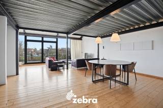 Deze unieke, architecturale woning bevindt zich op een boogscheut van het centrum van Meulebeke.<br />De woning geniet van een uitstekende bereikbaarheid en ligt op wandel- en fietsafstand van diverse winkels, horeca, openbaar vervoer en sportfaciliteiten.<br /><br />De indeling van de woning is als volgt:<br />Op het gelijkvloers vindt u een inkomhal, aparte bureauruimte, 1 ruime slaapkamer (mogelijk om op te splitsen naar 2 aparte slaapkamers), 1 toilet, een ruime carport/autostaanplaats en een ruime garage die ook toegang biedt tot het terras en tuin.<br /><br />Het eerste verdiep bestaat uit een grote open leefruimte met keuken en eethoek. Deze ruimte is voorzien van grote raampartijen waardoor er een overvloed aan natuurlijk licht aanwezig is. Vanuit de woonkamer kan u ook het gezellig dakterras betreden.<br /><br />Het tweede verdiep is voorzien van een master bedroom en op maakt gemaakte kasten met verlichting. Daarnaast kan u ook nog een badkamer terugvinden, die voorzien is van bad, douche, toilet en dubbele wastafel.<br /><br />Deze woning biedt een ideale kans voor wie woon en werken wenst te combineren.<br />Ter info: aankoop via aandelentransactie is ook mogelijk.<br /><br /><strong>Ook wild geworden van deze thuis?<br />Twijfel niet langer en leg vandaag nog uw bezoek vast!</strong>