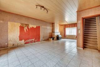 <p>Deze charmante renovatiewoning bevindt zich op wandelafstand van het stadscentrum van Aalst en geniet van een vlotte bereikbaarheid met het openbaar vervoer. De woning beschikt op het gelijkvloers over een inkomhal, een<strong> ruime leefruimte</strong>, een aparte keuken en een berging. Op de eerste verdieping bevinden zich <strong>twee ruime slaapkamers die doorlopen in elkaar</strong>, met toegang tot een <strong>extra zolderkamer</strong> die perfect kan dienen als <strong>derde slaapkamer</strong>, bureau of hobbyruimte. De woning is bereikbaar via een gemeenschappelijke doorgang langs de achterzijde, wat extra comfort en flexibiliteit biedt. Hoewel de woning opfrissing en renovatie vereist, biedt ze tal van mogelijkheden voor wie op zoek is naar een project met karakter. Geen tuin of terras.</p><p>*Deze woning valt onder de renovatieverplichting (EPC-label E).</p>