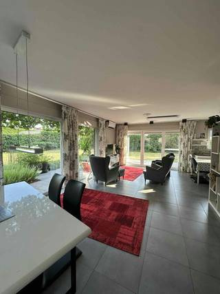 Deze instapklare halfopen woning uit 2006 ligt in een rustige hoek van een woonerf, vlak bij het kanaal, fietsroutes en het Be-MINE...