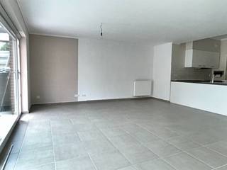 Centraal gelegen, gelijkvloers appartement met garage en private autostaanplaats.Achteraan makkelijk bereikbaar via de Bonestraat. Veel openbare...