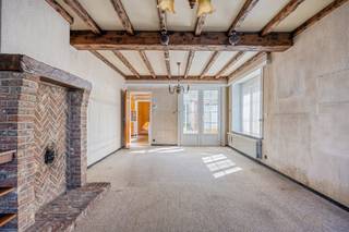 Wil je graag wonen in Zwijndrecht op een toplocatie, nabij verschillende invalswegen. <br />Lees dan zeker even verder.<br /><br />Je komt de woning binnen via de inkomhal, onder de trap zijn handige ingemaakte kasten voorzien.<br />De leefruimte sluit aan op de keuken en geeft eveneens toegang tot een eerste berging.<br />Via de keuken bereik je een tweede berging.<br />Verder is er op het gelijkvloers een apart toilet en een veranda die aansluit op de tuin.<br /><br />Op de eerste verdieping bevinden zich drie slaapkamers en de badkamer, voorzien van een ligbad, lavabomeubel en toilet.<br />De tweede verdieping biedt nog heel wat extra ruimte. Hier vind je een grote slaapkamer en twee bergruimtes.<br />Daarnaast is er nog een grote opbergzolder.<br /><br />De tuin beschikt over een tuinhuis en vormt een aangename buitenruimte.<br /><br />Als extra troeven zijn er rolluiken, een ruime garage en een grote oprit, wat zorgt voor voldoende parkeermogelijkheden.<br /><br />Bron bewoonbare oppervlakte : EPC - certificaat<br />Renovatieverplichting residentiële gebouwen van toepassing. Meer info: https://www.vlaanderen.be/een-huis-of-appartement-kopen/renovatieverplichting-voor-residentiele-gebouwen<br /><br />Een ruime woning met een praktische indeling, verschillende extra ruimtes en een fijne buitenomgeving. Zeker een bezoek waard!<br />Contacteer ons voor meer informatie of plan een bezoek en ontdek het potentieel van deze fijne woning. <br />Ben je ook van plan jouw eigendom te verkopen? Maak een afspraak voor een gratis schatting, wij maken er samen een succesverhaal van.<br /> 