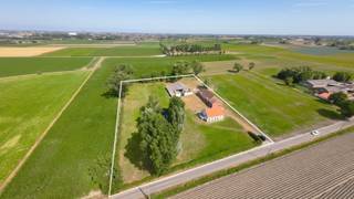 <span><span>Droomt u van wonen in alle rust, omringd door natuur en met een adembenemend uitzicht over het Vlaamse landschap? Dan biedt deze <strong>unieke hoevesite in de Hillestraat 23 te Woumen</strong>, deelgemeente van Diksmuide, een zeldzame kans.<br />Deze karaktervolle eigendom is uiterst <strong>rustig en volledig afzonderlijk gelegen</strong> in agrarisch gebied en geniet van een <strong>uitzonderlijke ligging te midden van uitgestrekte velden</strong>. Dankzij de oprijlaan van ca. 35 meter en de omliggende natuur ervaart u hier <strong>maximale privacy en een ongeëvenaard gevoel van ruimte</strong>.<br />De eigendom omvat de<strong> percelen A62d, A60 en A61</strong>, samen goed voor een <strong>totale grondoppervlakte van 10.106 m²</strong>.<br />De bestaande hoevewoning dateert uit de periode 1919-1930 en beschikt op heden over een volume van ca. 353 m³ (excl. kelder en zolder). De woning is geschikt voor sloop en heropbouw, waarbij – conform de geldende regelgeving en mits het bekomen van de nodige vergunningen – een nieuwe woning met een bouwvolume tot 1.000 m³ kan worden gerealiseerd.<br /><br /><u>Op het domein bevinden zich:</u></span></span>
<ul>
	<li><strong><span><span>Een woning met een bebouwde opp. van ca. 135 m²;</span></span></strong></li>
	<li><strong><span><span>Een ruim bijgebouw van ca. 300 m²;</span></span></strong></li>
	<li><strong><span><span>een vrijstaande veldschuur van ca. 330 m²;</span></span></strong></li>
	<li><strong><span><span>een prachtige, natuurlijke vijver van ca. 650 m², omgeven door groen.</span></span></strong></li>
</ul>
<span><span>De hoeve is momenteel nog vergund als 'landbouwbedrijf'. Wie de eigendom uitsluitend residentieel wenst te gebruiken zonder professionele landbouwactiviteit, dient een functiewijziging naar 'residentieel wonen' te bekomen overeenkomstig de geldende regelgeving.<br />De renovatieverplichting is van toepassing.<br /><br /><u>Troeven:</u></span></span>

<ul>
	<li><span><span>Uitzonderlijk rustige, groene en landelijke locatie, volledig afzonderlijk gelegen en met maximale privacy;</span></span></li>
	<li><span><span>Prachtige open vergezichten over de omliggende velden in combinatie met natuurlijke vijver omgeven door groen;</span></span></li>
	<li><span><span>Totale percelenoppervlakte van 10.106 m²;</span></span></li>
	<li><span><span>Twee ruime bijgebouwen met diverse mogelijkheden;</span></span></li>
	<li><span><span>Ideale opportuniteit voor sloop- en heropbouw.</span></span></li>
</ul>
<span><span>De combinatie van de uitzonderlijke ligging, de royale perceeloppervlakte, de aanwezige bijgebouwen en de unieke landelijke omgeving maakt van deze hoevesite een buitenkans voor wie op zoek is naar rust, ruimte en een exclusieve woonlocatie. Meer info? Bel Diksimmo op het nummer <strong>051 50 11 51</strong> of mail naar diksmuide@diksimmo.be.</span></span>