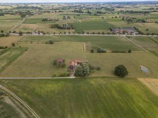 Deze hoeve bevindt zich in een rustige, groene straat net buiten het centrum van Wervik. De omgeving biedt rust en privacy, met een mooi uitzicht...