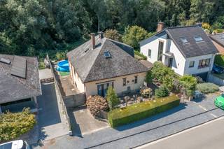 <p>Maison exceptionnellement spacieuse de 330m² avec terrasse, garage et lisière de forêt dans un environnement résidentiel.</p><p> </p><p>Cette maison construite en 1969 et considérablement agrandie par la suite offre une superficie totale d'environ 330m² dans un quartier calme, facilement accessible via plusieurs grands axes et le R0.</p><p> </p><p>Le hall d'entrée mène au très grand séjour avec salon, salle à manger et coin bureau, adjacent à la cuisine équipée. Le séjour et la cuisine bénéficient tous deux d'une vue sur la magnifique terrasse orientée sud et la forêt attenante.</p><p> </p><p>Au rez-de-chaussée, deux chambres spacieuses et une salle de douche. Le premier étage comprend deux chambres supplémentaires, un débarras et une deuxième salle de bains.</p><p> </p><p>Le niveau -1, situé au niveau du jardin, comprend un grand espace polyvalent actuellement aménagé en master bedroom, mais tout aussi adapté comme bureau, cabinet ou salle de loisirs, complété par un coin douche et un sauna.</p><p>Plusieurs caves et un très grand garage complètent ce niveau.</p><p> </p><p>La maison bénéficie d'un PEB favorable de classe C et combine un espace exceptionnel avec une excellente accessibilité et un environnement vert et résidentiel.</p>
