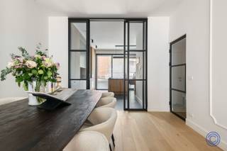 <p><span>Informatie Appartement</span></p><p><span>Welkom in dit uitzonderlijk afgewerkt duplexappartement waar luxe, comfort en design naadloos samenvloeien. Gelegen in een statig herenhuis op een absolute toplocatie aan de prestigieuze Amerikalei, geniet u hier van het beste wat Antwerpen te bieden heeft. Achter de elegante gevel schuilt een verfijnd interieur met hoogwaardige materialen en maatwerk. De lichtrijke leefruimte op warm eiken parket straalt klasse en rust uit en sluit via een stijlvolle stalen schuifdeur aan op de exclusieve leefkeuken. Deze op maat gemaakte keuken in lichte eik is uitgerust met topklasse Siemens toestellen en biedt een perfecte balans tussen esthetiek en functionaliteit. Het souterrain verrast met drie volwaardige slaapkamers, waaronder een royale master suite met maatwerk dressing en zicht op de tuin. De luxueuze badkamer met ligbad voor twee en inloopdouche ademt pure wellness. Buiten geniet u in alle privacy van een charmante stadstuin en terras met west oriëntatie ideaal voor lange, zonnige avonden. Dit energiezuinige appartement (EPC A) is voorzien van vloerverwarming, warmtepomp, zonnepanelen met thuisbatterij en een hoogwaardige afwerking tot in de kleinste details. Een unieke woonbeleving voor wie op zoek is naar stijlvol en zorgeloos wonen op een topligging.</span></p><p><span> </span></p><p><span>Indeling</span></p><p><span>Souterrain</span></p><ul><li><span>Ruime master bedroom (ca. 20 m²) met eigen dressing op maat en zicht op de tuin</span></li><li><span>Nachthal met ingemaakte kasten en stijlvolle houten trap naar het gelijkvloers</span></li><li><span>Slaapkamer 2 (ca. 17 m²) aan de straatzijde, voorzien van geluiddempend glas</span></li><li><span>Royale badkamer met tegelvloer, ligbad voor twee personen en inloopdouche</span></li><li><span>Slaapkamer 3 (ca. 10 m²) met zicht op de tuin</span></li><li><span>Technische ruimte met warmtepomp, omvormer, thuisbatterij (4,8 kWh) en aansluitingen voor wasmachine en droogkast</span></li></ul><p><span> </span></p><p><span>Gelijkvloers</span></p><ul><li><span>Aangename inkomhal met gastentoilet</span></li><li><span>Warme en lichtrijke leefruimte op licht eiken parket, verbonden met de keuken via een elegante stalen schuifdeur</span></li><li><span>Hoogwaardige maatwerk leefkeuken in lichte eik met veel werk- en bergruimte, uitgerust met Siemens toestellen (oven, combi-oven, vaatwasser, koelkast, diepvries en inductiekookplaat met geïntegreerde afzuiging)</span></li><li><span>Privaat terras (ca. 6 m²) met aansluitend een charmante stadstuin (ca. 18 m²), toegankelijk via zowel keuken als slaapkamer</span></li><li><span>West oriëntatie zorgt voor aangename zon inval in de namiddag en avond</span></li></ul><p><span> </span></p><p><span>Extra's</span></p><ul><li><span>Volledig vernieuwbouwproject, grondig gerenoveerd in 2023</span></li><li><span>Energiezuinig: EPC label A</span></li><li><span>Vloerverwarming via warmtepomp</span></li><li><span>6 zonnepanelen met thuisbatterij (5 kWh)</span></li><li><span>Automatische rolluiken (uitgezonderd straatzijde slaapkamer, deze is voorzien van driedubbel geluiddempend glas)</span></li><li><span>Plafondhoogte van ca. 3 meter voor een ruimtelijk gevoel</span></li><li><span>Centrale ventilatie in badkamer, toilet en berging</span></li></ul><p><span> </span></p><p><span>Algemene Informatie</span></p><ul><li><span>Maandelijkse kosten: geschat op 30 euro/maand (onderhoud en verbruik van de gemeenschappelijke delen, verzekering, enz.)</span></li><li><span>Individuele meters voor elektriciteit en water</span></li><li><span>Geen aansluiting voor gas</span></li></ul><p><span> </span></p><ul><li><span>EPC: label A</span></li><li><span>Elektrische keuring: conform AREI</span></li><li><span>Asbestattest: in aanvraag</span></li></ul><p><span> </span></p><ul><li><span>Aandeel koper in de kostprijs van de basisakte: 1.150 euro incl. btw</span></li></ul><p><span> </span></p><p><span>Gebouw</span></p><ul><li><span>Karaktervol herenhuis met 3 appartementen</span></li><li><span>Lopende regularisatie van het gebouw (aankoop onder opschortende voorwaarde tot het bekomen van deze regularisatie). Er werd een vergunning afgeleverd voor 3 appartementen en een studio</span></li><li><span>Betonnen vloer tussen gelijkvloers en souterrain, overige verdiepingen met houten structuur voorzien van geluiddempende isolatie</span></li><li><span>Centraal rookdetectiesysteem aanwezig</span></li><li><span>Videofoon aanwezig</span></li><li><span>Geen lift</span></li></ul><p><span> </span></p><p><span>Ligging</span></p><ul><li><span>Gelegen op een absolute toplocatie op de Amerikalei, op wandelafstand van het Zuid met zijn bruisende horeca, winkels en musea. Vlotte verbinding naar de Antwerpse ring</span></li><li><span>MOBISCORE: 9,6/10 – ideaal voor wie comfortabel en stedelijk wil wonen</span></li></ul><p><span> </span></p><p><span>*De informatie in deze prospect is ter informatieve titel: de kandidaat-kopers moeten hun eigen zaak maken van het verkrijgen, controleren en interpreteren van deze informatie.</span></p><p><span> </span></p><p><span> </span></p>
