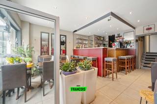 Deze handelszaak, op heden uitgebaat als café, is gelegen in het centrum van Oostende. In de buurt zijn er talrijke winkels, restaurants en u bevindt zich daarenboven op wandelafstand van het strand. Aangezien de zaak gelegen is langs een hoofdbaan, geniet u hier veel passage. <br /><br />Het pand is ingedeeld in een open ruimte (het eigenlijke café), toogelement, een handige berging en toiletten voor uw klanten. Aan de voorzijde is er een groot terras met windschermen voorzien. <br /><br />Dankzij de ligging en indeling biedt deze zaak talloze mogelijkheden. <br /><br />Aarzel niet en neem contact op voor meer info of een afspraak. <br /><br />