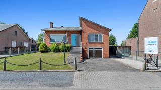 <div>
<div>
<div>
<p>Deze charmante woning in de Vroentestraat 8 te Halen heeft het allemaal: rust, groen en sereniteit. Met een gunstige ligging nabij de N2 en de E314, op fietsafstand van het bruisende centrum van Halen en slechts 3 km verwijderd van winkels, restaurants, apotheken en andere voorzieningen, is deze woning een oase van gemak.</p>
<p>Naast de vele mogelijkheden om de woning naar eigen smaak te renoveren, is de locatie alvast adembenemend. Omringd door weelderig groen en gelegen in een doodlopende straat, geniet je hier van ultieme rust en privacy. Met een ruim perceel van bijna 2200 m² en een bewoonbare oppervlakte van 150,00 m² is dit de ideale plek voor iedereen die zowel binnen als buiten wil genieten van rust en comfort.</p>
<p>De woning heeft momenteel drie slaapkamers, een ruime woonkamer en een enorme keuken met zicht op de prachtige tuin.<br />Het gelijk vloers doet dienst als een klassieke kelder/garage, perfect voor het veilig parkeren van je wagen of voor het opbergen van extra spullen. Dit ontwerp zorgt voor een subtiele en harmonieuze overgang van het gelijkvloers naar de eerste verdieping.</p>
<p><span>Mis deze unieke kans niet. Neem vandaag nog contact met ons op om een afspraak te maken!<br /><br />info@immomezza.be<br />www.immomezza.be</span></p>
</div>
</div>
</div>