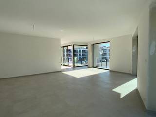 <p><span>Ruimte, licht en een uniek uitzicht in het hart van Vichte</span></p><p><span>Wonen op Vichteplaats, met het kasteel van Vichte als blikvanger? Dit instapklare appartement in een nieuwbouwresidentie combineert royale ruimtes, veel natuurlijke lichtinval en een bijzonder mooi uitzicht.</span></p><p><span>De grote raampartijen laten het daglicht volop binnenstromen in de bijzonder ruime living. De stijlvolle open keuken is een echte eyecatcher en maakt van de leefruimte een gezellige plek om te koken, te tafelen en gasten te ontvangen.</span></p><p><span>Met twee ruime balkons vindt u altijd een fijne plek om even buiten te genieten. Een koffie in de ochtend of een ontspannen moment na een drukke dag: het zicht op het kasteel, het plein en het omliggende groen maakt het extra aangenaam.</span></p><p><span>Verder beschikt het appartement over twee ruime slaapkamers en een moderne badkamer met inloopdouche en dubbel lavabomeubel. De ondergrondse garage en de praktische kelderberging maken het wooncomfort compleet.</span></p><p><span>Een heerlijke thuis voor wie ruim en comfortabel wil wonen op een centrale locatie in Vichte.</span></p><p><span><br /></span><span>Het appartement wordt vóór de eerste ingebruikname nog volledig geschilderd, zodat u uw intrek neemt in een fris en verzorgd interieur.</span><span> </span></p><p><span>Huurprijs: 1.100 per maand + 65 syndickosten.</span></p><p><span>Kom zelf de ruimte en het uitzicht ontdekken. Contacteer Immo Van Parijs voor een bezoek!</span></p>