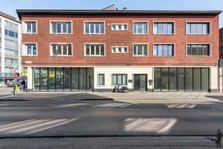 <strong>Volledig gerenoveerde opbrengsteigendom<br /><br /></strong>Een prachtig gebouw dat volledig is <strong>gerenoveerd in 2024</strong> met hoogwaardige materialen. Dit stijlvolle pand biedt een combinatie aan van <strong>vier appartementen</strong><strong> </strong>en <strong>twee commerciële ruimtes</strong> op een centrale locatie met <strong>uitstekende </strong>visibiliteit.<br /><br />Met een jaarlijkse huuropbrengst van <strong>75.600,00 euro, </strong>is er een interessant bruto rendement van ca. 6,07<strong>%.</strong><br /><br /><strong>Indeling<br />Gelijkvloers</strong><br />- Commerciële ruimte 1 <br />- Commerciële ruimte 2<br />- Fietsenberging<br /><br /><strong>1ste verdieping</strong><br />- Appartement 1 met 2 slaapkamers<br />- Appartement 2 met 1 slaapkamer + zuidgericht terras<br /><br /><strong>2de verdieping</strong><br />- Appartement 3 met 2 slaapkamers<br />- Appartement 4 met 1 slaapkamer + inpandig terras<br /><br /><strong>Bijzonderheden</strong><br />- Mobiscore <strong>9,1/10<br /></strong>- Alle appartementen hebben <strong>EPC C</strong><br />- Alle units zijn <strong>asbestveilig</strong><br />- <strong>Moderne </strong>badkamers met inloopdouche <br />- Alle appartementen zijn uitgerust met <strong>parketvloeren </strong>en <strong>moderne open keukens</strong><br />- Wandelafstand van het domein <strong>Rivierenhof</strong>