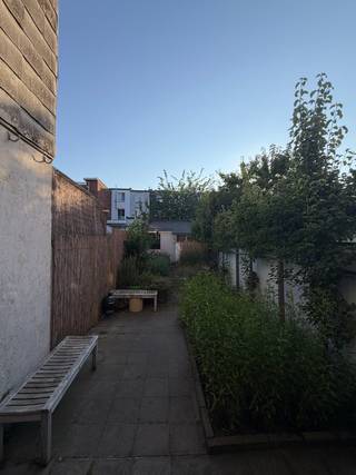 <br />In de rustige, centraal gelegen Van Weselestraat vindt u deze volledig gerenoveerde eengezinswoning van 130 m² met drie slaapkamers en een zonnige zuidwest-gerichte stadstuin.<br /><br />De woning werd de voorbije jaren grondig aangepakt: in 2020 werden het dak en de isolatie volledig vernieuwd, en in 2022 volgde een renovatie van de benedenverdieping met o.a. een nieuwe keuken met kookeiland en gasfornuis, een luxueuze badkamer met dubbele wastafel en inloopdouche, nieuwe vloeren en een stalen raampartij die de leefruimte verbindt met de tuin. Het resultaat is EPC-label B — uitzonderlijk voor een woning uit 1930 — zonder renovatieverplichting bij overdracht.<br /><br />Troeven op een rij:<br /><br />•Renovatie benedenverdieping 2022, dak en isolatie 2020<br />•EPC-label B — geen renovatieplicht<br />•Zuidwest-gerichte tuin met avondzon<br />•KI slechts €438 (lage onroerende voorheffing)<br />•Rustige straat, op wandelafstand van winkels, scholen en openbaar vervoer, vlotte verbinding met centrum Antwerpen<br />•Rechtstreekse verkoop door eigenaar — geen makelaarskosten, snel schakelen<br /><br />Alle attesten aanwezig (EPC, elektrische keuring, asbestattest, bodemattest).