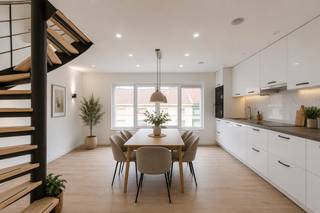 Bent u op zoek naar een ruime woning in Gent die zich uitstekend leent voor cohousing, een investering of een gezinswoning? Dan is deze eigendom precies wat u zoekt.<br /><br />Met een bewoonbare oppervlakte van maar liefst 155 m² op een perceel van 82 m² biedt deze woning verrassend veel ruimte en een doordachte indeling. Dankzij de drie volwaardige slaapkamers en twee badkamers is het pand uitermate geschikt voor cohousing, waarbij elke bewoner geniet van voldoende comfort en privacy.<br /><br />De aanwezigheid van twee keukens, twee badkamers en twee toiletten biedt bovendien de mogelijkheid om de woning praktisch op te splitsen, wat extra flexibiliteit creëert voor cohousing, dubbele bewoning of een slimme investeringsstrategie.<br /><br />De lichtrijke leefruimtes vormen het hart van de woning en sluiten naadloos aan op de praktische keuken. Achteraan bevindt zich een aangenaam terras, de ideale plek om te ontspannen, samen te eten of te genieten van een rustig moment in de buitenlucht.<br /><br />De centrale ligging in Gent zorgt ervoor dat winkels, openbaar vervoer, horeca, onderwijs en belangrijke invalswegen zich op korte afstand bevinden. Dit maakt de woning niet alleen interessant voor eigen bewoning, maar ook als investering met een aantrekkelijk verhuurpotentieel.<br /><br />Kortom, een veelzijdige en ruime stadswoning die dankzij haar indeling, oppervlakte en ligging een uitstekende opportuniteit vormt voor cohousing, gezinnen én investeerders.<br /><br />Enkele afbeeldingen werden digitaal gevisualiseerd en dienen louter als inspiratie voor de mogelijke inrichting en afwerking van de woning.<br /><br />Interesse? Contacteer Jarno op 0473 28 42 26 of via info@vicusvastgoed.be