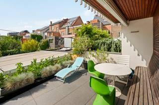 <p>Deze prachtige <strong>instapklare burgerwoning</strong> is gelegen in de populaire Rijsenbergwijk, nabij Station Gent Sint Pieters. Gezien de indeling van het pand; ook interessant voor vrije beroepen of als kangoeroewoning. <br /><br />De woning (264m² oppervlakte volgens EPC) combineert <strong>authenticiteit</strong> met een aaneenschakeling van lichtrijke ruimtes en terrassen met veel privacy.<br /><br />Op vlak van <span>ENERGIE&TECHNIEKEN</span> werd de woning volledig gemoderniseerd:<br />- EPC B<br />- HR-glas / driedubbel glas<br />- Zonneboiler<br />- Zonnepanelen<br />- Laadstation auto<br /><br />Daarnaast zijn er nog vele extra's die bijdragen aan een <strong>verhoogd wooncomfort.</strong><br /><br /><span>INDELING:</span><br />De gelijkvloerse verdieping biedt tal van mogelijkheden en kan ingericht worden als praktijkruimte voor een vrij beroep, kantoor of als kangoeroewoning. Momenteel ingericht als slaapkamer, leefruimte, keuken en badkamer met een groot terras.<br />Daarboven vinden we dan nog de primaire leefruimte met keuken, terras, badkamer, 2 slaapkamers met terras en tenslotte de zolder die nog kan worden omgevormd tot extra slaapkamer.<br />De woning is verder ook volledig onderkelderd. <br /><br /><strong>Een veelzijdige en karaktervolle woning voor wie ruimte, authenticiteit en hedendaags comfort wil combineren.</strong><br /><br />Aktedatum uiterlijk eind februari 2027 (compromis kan getekend worden in 2026 om nog te kopen aan 2% registratierechten) <br />Woning komt vrij uiterlijk 1 september 2027.</p>