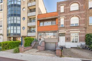 <p>Op zoek naar een woning met karakter, ruimte en mogelijkheden? Deze charmante stadswoning combineert authentieke elementen met een klassieke indeling en biedt bovendien een ruime garage, gezellige stadstuin en interessant uitbreidingspotentieel.</p><p><br /></p><p>Via de inkomhal betreedt u de woning, waar de authentieke glas-in-looddetails en hoge plafonds meteen de sfeer bepalen. Vooraan bevindt zich een gezellige leefruimte op parket, gevolgd door een aparte eetkamer die aansluit op de keuken. Verder vindt u op het gelijkvloers een gastentoilet en een aangename veranda die het binnen- en buitenleven mooi met elkaar verbindt. Vanuit de veranda heeft u rechtstreeks toegang tot de groene stadstuin, een rustige plek midden in de stad.</p><p><br /></p><p>Op de eerste verdieping bevinden zich twee volwaardige slaapkamers. Daarnaast is er een achterliggende bureauruimte die perfect dienst kan doen als thuiswerkplek, dressing of hobbykamer. De badkamer is uitgerust met een ligbad en wastafel.</p><p><br /></p><p>Een absolute troef van deze woning is de ruime inpandige garage met achterliggende bergruimtes, ideaal voor wie op zoek is naar extra opslagmogelijkheden, een werkruimte of hobbyatelier. Bovendien biedt de constructie potentieel om, mits de nodige vergunningen, een bijkomende verdieping te realiseren en zo de woonoppervlakte aanzienlijk uit te breiden.</p><p><br /></p><p>Deze woning vormt de ideale basis voor wie een eigendom met karakter naar eigen smaak wil moderniseren en verder ontwikkelen. Dankzij de aangename tuin, de ruime garage en de uitbreidingsmogelijkheden beschikt u hier over een unieke opportuniteit met toekomstperspectief.</p><p><br /></p><p>Bent u op zoek naar een woning waar charme, ruimte en potentieel samenkomen? Dan nodigen wij u graag uit voor een bezoek.</p>