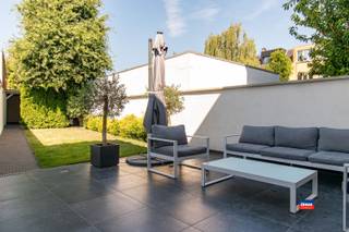 <p><span>HOBOKEN | GERENOVEERDE WONING MET DRIE SLAAPKAMERS, GARAGE EN TUIN | EPC B |</span></p><p><span>Indeling als volgt: gelijkvloers: inkomhal met toegang naar de garage - inpandige garage met automatische poort en extra opbergruimte - wasplaats/bergplaats - volledig geïnstalleerde keuken met eetplaats - zonnige tuin met leuk terras en veel groen - overdekt terras met tuinhuis .</span></p><p><span>Eerste verdieping: traphal - gastentoilet - grote, lichtrijke leefruimte met toegang naar de tuin - ruime slaapkamer met opbergplaats. </span></p><p><span>Tweede verdieping: traphal - badkamer met bad, toilet en lavabomeubel - Twee ruime volwaardige slaapkamers - toegang naar de zolder.</span></p><p><span>Deze woning is uitstekend gelegen in een woonwijk in de onmiddellijke omgeving van openbaar vervoer, scholen, park en grootwarenhuis. </span></p><p><span>Goede verbinding met de grote uitvalswegen. Met de (elektrische) fiets bereikt u via de nieuw aangelegde fietspaden vlot Antwerpen-centrum. </span></p><p><span> </span></p><p><span>Extra troeven :</span></p><p><span>- Volledig ingerichte tuin met leuk terras</span></p><p><span>- Inpandige garage</span></p><p><span>- Prachtige keuken met zicht op de tuin</span></p><p><span>- Nieuwe condenserende ketel van 2012</span></p><p><span>- Hoogrendementsglas</span></p><p><span>- EPC B</span></p><p><span>- elektriciteit conform</span></p><p><span>- In de nabijheid van scholen, openbaar vervoer en winkels</span></p><p><span> </span></p><p><span> </span></p><p><span> </span></p><p><span> </span></p><p><span> </span></p><p><span> </span></p>