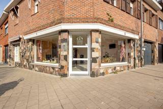 Gerenoveerd hoekpand met etalage en potentieelGelegen op de hoek van de Lageweg 2 in een rustige woonwijk geniet dit commercieel pand van een goede...