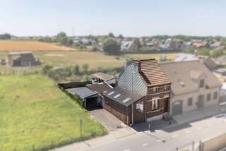 <p><span>Bent u op zoek naar een woning met tal van mogelijkheden of een bouwgrond op een uitstekende locatie in Ternat? Dan is deze halfopen bebouwing zeker een bezoek waard. Gelegen langs de Keizerstraat geniet u van een strategische ligging met een vlotte verbinding naar het centrum van Ternat, scholen, winkels en openbaar vervoer. Bovendien bereikt u met de wagen in een mum van tijd de op- en afritten van de autosnelweg. Achteraan geniet u van een aangenaam groen uitzicht.</span></p>
<p><span>Indeling</span></p>
<p><span>De woning bevindt zich op een perceel van 2a63 en biedt heel wat renovatie- en uitbreidingsmogelijkheden. We betreden de woning via de zijkant, waar zich de te renoveren keuken bevindt. Verder beschikt het gelijkvloers over een badkamer, een wasplaats, een apart toilet, een gezellige woonkamer aan de voorzijde en een eetkamer met zicht op het terras en het achterliggende perceel. De huidige duivenhokken kunnen eenvoudig verwijderd worden, waardoor hier een zonnige tuin met ideale zuidoriëntatie kan worden aangelegd.</span></p>
<p><span>Op de eerste verdieping bevinden zich twee ruime slaapkamers van 14,5 m² en 16 m² en een toegang tot de zolderverdieping van 20 m², die momenteel als berging wordt gebruikt maar perfect kan worden ingericht als derde slaapkamer, hobbyruimte of bureau.</span></p>
<p><span>Tot slot beschikt de woning over een kelder, een ruime oprit, een garage en een extra buitenberging.</span></p>
<p><span>Bent u benieuwd naar de mogelijkheden die deze eigendom te bieden heeft? Contacteer ons vandaag nog voor een bezoek ter plaatse.</span></p>
<p><span>info@impromove.be - 02 887 80 56</span></p>
