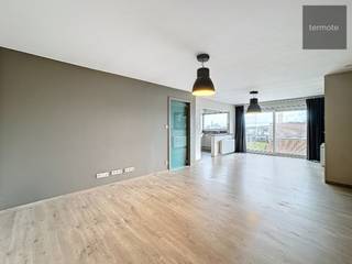 In het centrum van het gezellige Sint-Eloois-Vijve treffen we dit vernieuwd, instapklaar appartement op de derde verdieping.Het omvat; inkom met...