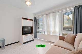 Op wandelafstand van het strand in Koksijde vindt u deze charmante en energiezuinige studio – perfect als tweede verblijf aan de Belgische kust!<br /><br />De studio is instapklaar (mits conform zetten van de elektriciteit) en voorzien van centrale verwarming op stookolie.<br /><br />Indeling:<br /><br />- Lichtrijke leefruimte met open keuken<br /><br />- Badkamer met douche, wastafel en toilet<br /><br />