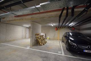 Autostaanplaats (nummer 2) te huur, gelegen in de dorpskern te Langemark, met uitweg op de Kasteelstraat. * Afgesloten parking in residentie. *...