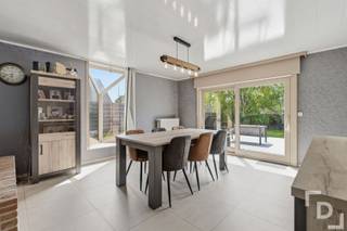 Deze vrijstaande woning is gelegen in een rustige en residentiële woonwijk in Poperinge. Dankzij de doordachte indeling, het hedendaagse comfort en de verzorgde afwerking is dit de ideale gezinswoning.Op het gelijkvloers bevindt zich een centrale inkomhal die toegang biedt tot de lichtrijke leefruimte, de recente Dovy-keuken, een apart gastentoilet, een praktische berging, een ruime wasplaats/bijkeuken en de inpandige garage. Bovendien geniet u van een mooie tuin met een ruim terras, perfect om in alle rust te ontspannen. Via de nachthal op de eerste verdieping bereikt u drie volwaardige slaapkamers, een comfortabele badkamer uitgerust met zowel een ligbad als een douche, en een technische berging.Troeven:* EPC: B* Zonneboiler 300 liter* Zonnepanelen* Open bebouwing op een perceel van 631m²