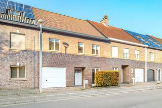 In een rustige, groene en bijzonder aangename woonwijk, vlak bij de verbindingsas richting Rumst en Reet, ontdek je een woning die meer is dan een optelsom van ruimtes. Dit is een thuis waar sfeer, licht en elegantie de hoofdrol spelen, en waar elke verdieping je opnieuw verrast.