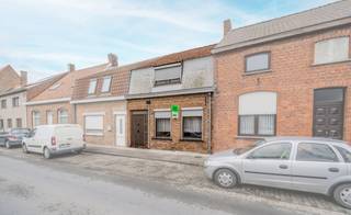 Op zoek naar een woning te koop in Bikschote met potentieel én een gezellige tuin? Deze te renoveren woning in het landelijke Bikschote biedt een mooie kans voor wie zijn eigen thuis wil creëren op een rustige ligging in Langemark-Poelkapelle.<br /><br />Met een bewoonbare oppervlakte van 102 m² vormt deze woonst de ideale basis voor een charmante gezinswoning of starterswoning. De indeling omvat een leefruimte, keuken, badkamer en twee slaapkamers. Dankzij de praktische indeling en het compacte karakter kan u hier mits renovatie een instapklaar geheel realiseren dat volledig aansluit bij uw wensen en stijl.<br /><br />De gezellige tuin achteraan is een absolute troef: een aangename buitenruimte waar u in alle rust kan genieten van het groen en de landelijke omgeving van Bikschote. Parkeermogelijkheden zijn voorzien in de straat, wat het dagelijkse comfort extra vergroot.<br /><br />Deze woning bevindt zich in een rustige buurt van Bikschote, deelgemeente van Langemark-Poelkapelle, met vlotte verbindingen naar omliggende dorpen en het centrum. Een topligging voor wie houdt van landelijk wonen met bereikbaarheid binnen handbereik.<br /><br />Bent u op zoek naar een te renoveren woning met tuin in Bikschote waar u uw eigen stempel op kan drukken? Contacteer Immo Francois vandaag nog en ontdek ter plaatse de mogelijkheden van dit pand.<br /><br />Woning verkopen in Langemark-Poelkapelle? Vraag je gratis schatting aan bij Immo Francois, jouw lokale makelaar.<br /><br />