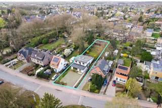 <h2><span><strong>Veelzijdige investeringskans met praktijkruimte en woonpotentieel</strong></span><span></span></h2>
<p>Bent u op zoek naar een <strong>waardevaste investering</strong> met tal van mogelijkheden? Deze karaktervolle villa biedt een unieke combinatie van <strong>praktijk- of kantoorruimte</strong>, <strong>klassieke woonfunctie</strong> én een interessante opportuniteit voor investeerders. Dankzij de flexibele indeling, de uitstekende bereikbaarheid en de mogelijkheid tot <strong>aandelenoverdracht</strong> (onder voorbehoud van fiscaal en juridisch advies) vormt dit eigendom een bijzonder aantrekkelijke investering voor de toekomst.</p>
<p><strong>De gelijkvloerse verdieping:</strong></p>
<ul>
<li>representatieve inkomhal met <strong>gastentoilet</strong> en <strong>wachtruimte</strong>;</li>
<li>verschillende lichtrijke ruimtes op <strong>eiken parket</strong>, momenteel ingericht als praktijk- of kantoorruimtes;</li>
<li>praktische kitchenette;</li>
<li>de huidige indeling kan eenvoudig opnieuw worden ingericht als volwaardige leefruimte met keuken.</li>
</ul>
<p><strong>De eerste verdieping:</strong></p>
<ul>
<li><strong>drie volwaardige slaapkamers</strong>;</li>
<li>apart nachtoilet;</li>
<li>ruime zolder met interessante uitbreidingsmogelijkheden.</li>
</ul>
<p><strong>Kelderverdieping:</strong></p>
<ul>
<li>volledig droge kelder met tal van mogelijkheden als archief-, hobby-, praktijk- of opslagruimte.</li>
</ul>
<p><strong>Tuin en buitenruimte:</strong></p>
<ul>
<li><strong>diepe, zonnige tuin</strong> met meerdere terrassen;</li>
<li>te renoveren bijgebouw dat zich perfect leent als atelier, berging of polyvalente ruimte;</li>
<li><strong>recent aangelegde oprit</strong> met plaats voor <strong>vier wagens</strong>, een belangrijke meerwaarde voor professionele activiteiten of bezoekers.</li>
</ul>
<p><strong>Bijzonderheden:</strong></p>
<ul>
<li><strong>recent buitenschrijnwerk</strong>;</li>
<li><strong>zonnepanelen</strong>;</li>
<li>zeer lichtrijke woning;</li>
<li>geschikt voor <strong>vrije beroepen</strong>, <strong>kantoor</strong>, <strong>praktijk</strong>, <strong>combinatie wonen en werken</strong> of <strong>klassieke gezinswoning</strong> na het voorzien van een keuken en badkamer;</li>
<li><strong>aandelenoverdracht is mogelijk</strong>, wat – afhankelijk van de situatie van de koper en na fiscaal en juridisch advies – interessante opportuniteiten kan bieden;</li>
<li><strong>EPC werd opgemaakt vóór de plaatsing van het recente buitenschrijnwerk en de zonnepanelen.</strong></li>
</ul>
<p><strong>Een eigendom met uitzonderlijk veel potentieel, waar investeren, ondernemen en wonen perfect hand in hand kunnen gaan.</strong> Een unieke opportuniteit voor investeerders, zelfstandigen of kopers die op zoek zijn naar een pand met een duurzame meerwaarde.</p>