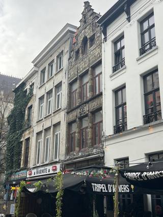 Geklasseerde woning in het centrum van Antwerpen.Aan de Grote Markt en direct naast de KathedraalTopligging.Benedenverdieping handelszaakBoven...
