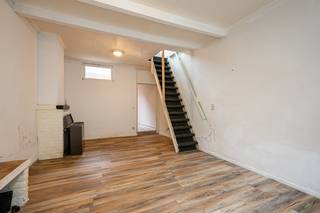 Deze woning werd kort geleden voorzien van nieuw schrijnwerk en een compleet nieuw dak<br /><br />Indeling: Op het gelijkvloers: een ruime woon en leefruimte, open en geïnstalleerde keuken, badkamer met een inloopdouche.<br /><br />Op de eerste verdieping zijn er 2 slaapkamers en er is een zolderverdieping beschikbaar.<br /><br />De woning is ideaal geschikt als investering of starterswoning!<br /><br />Wenst U deze woning te bezoeken, vraag dan zeker uw bezoek aan via onze website.