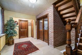 Ben jij op zoek naar een villa in een van de meest gegeerde wijken in de omgeving van Affligem? <br />Deze woning is gelegen in de villawijk BLAKMEERS en beschikt over 4 slaapkamers en 2 badkamers. De woning heeft een totale vloeroppervlakte van maar liefst 344m² en ligt op een perceel van 14a41ca. <br /><br />• Ondergronds:<br />- kelder<br /><br />• Gelijkvloers:<br />- inkomhal met vestiaire en aparte toilet<br />- ruime open leefruimte met geïnstalleerde keuken<br />- bijkeuken met wasplaats<br />- slaapkamer met ensuite badkamer (bad en douche) en dressing<br />- bureau met ingemaakte kasten<br />- inpandige garage voor 2 wagens<br /><br />• Eerste verdieping:<br />- 3 slaapkamers waarvan 2 met eigen lavabo<br />- nachthal<br />- douchekamer<br />- toilet<br /><br />• Bijzonderheden: <br />- EPC C -> geen renovatieplicht<br />- Bouwjaar 1992<br />- Vloeren in natuursteen en parket<br />- Waterverzachter <br />- Centraal stofzuigsysteem<br />- Instapklaar <br />- Bemeubeld<br /><br />Wens je meer informatie over dit unieke pand of graag een bezoek inplannen? Contacteer dan Robbe Van der Cammen via 0498 26 28 49 of robbe.vandercammen@albert.immo of bezoek onze website albert.immo. <br />Bij Albert kom je thuis!