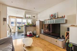 <p><span>Ontdek dit appartement gelegen in het centrum van Vilvoorde, op wandelafstand van het station, winkels en openbaar vervoer. Dankzij de centrale ligging en de lage gemeenschappelijke lasten vormt dit appartement een uitstekende opportuniteit voor zowel eigen bewoning als investering.</span></p><p><span>Het appartement bevindt zich in een kleinschalig gebouw, wat zorgt voor een aangename woonomgeving en beperkte kosten. Bovendien biedt het pand een interessant huurrendement. De huidige huurder zal het appartement verlaten, waardoor het snel beschikbaar kan zijn voor eigen gebruik of een nieuwe verhuur. De indeling is praktisch en comfortabel: via de inkomhal bereikt u het aparte toilet en de leefruimte. De leefruimte vormt één mooi geheel met de open keuken, wat zorgt voor een ruimtelijk en lichtrijk gevoel. Vanuit de keuken heeft u toegang tot een aangenaam terras met plaats voor twee stoelen, ideaal om even tot rust te komen. Naast de keuken bevindt zich de doucheruimte. Aan de andere zijde van het appartement vindt u de slaapkamer met aansluitend een dressing of bureauruimte, perfect voor thuiswerk of extra opbergruimte. Daarnaast beschikt het appartement over een handige kelder, ideaal als extra stockage. Een ideale opportuniteit voor starters, alleenstaanden of investeerders die op zoek zijn naar een centraal gelegen appartement met potentieel en een aantrekkelijk rendement.<br /><br /></span></p><p><span> </span></p>