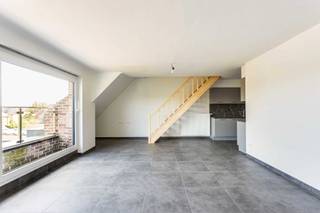<h3>Te koop te Berlare!<br />Dit aangename en energiezuinige appartement in Berlare combineert comfort, ruimte en een rustige ligging met een uitstekende energieprestatie (EPC-label A).<br />Het appartement maakt deel uit van een kleinschalige en rustige residentie met slechts 6 appartementen. Het gebouw dateert uit 2015, werd pas vorig jaar volledig afgewerkt en is bovendien nog nooit bewoond geweest. Hierdoor geniet u van een bijzonder verzorgde en moderne woonomgeving.<br />De ruime woonkamer vormt het hart van de woning en sluit mooi aan op de volledig ingerichte keuken. Daarnaast beschikt het appartement over een praktische berging, een badkamer met inloopdouche en 3 slaapkamers. De derde slaapkamer kan uiteraard ook perfect ingericht worden als bureau, hobbyruimte of extra leefruimte.<br />Een extra troef is de rustige ligging met weinig doorgaand verkeer. U woont hier in een aangename omgeving, op korte afstand van het Donkmeer en talrijke wandel- en fietsroutes, terwijl ook het centrum van Berlare vlot bereikbaar blijft. Een ideale combinatie van rust, natuur en bereikbaarheid.<br />In het gebouw is een lift aanwezig.<br />Er is bovendien een verplichting om een autostaanplaats aan te kopen voor € 10.000.<br />Een interessante opportuniteit voor wie op zoek is naar een ruim, energiezuinig en instapklaar appartement in een rustige omgeving!<br />Graag een bezoek ter plaatse?<br />Contacteer Laura via 0469 14 29 44 of laura.l@cornelis-goeman.be.<br /><br />Graag een bezoek ter plaatse? Contacteer Laura via 0469 14 29 44 of laura.l@cornelis-goeman.be</h3>