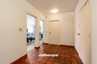 Maak kennis met dit ruim en perfect onderhouden hoekappartement die gelegen is op de 1ste verdieping van een klassevolle residentie op een rustige ligging langsheen de Steenkaai (Kanaal Brugge-Oostende), vlakbij invalswegen, centrum Brugge, winkels, scholen, openbaar vervoer, ontspanning, enz. Een echte TOPlocatie nabij Kristus-Koning. <br />Het appartement heeft een oppervlakte van 113m² en beschikt over een terras met zuidelijke oriëntatie waar men van een schitterend open en groen zicht kan genieten. <br /><br />De indeling is als volgt: een inkomhal met apart toilet, een 2e overloop, ruime en lichtrijke leefruimte met open zicht over de Steenkaai, keuken met annex berging, 3 slaapkamers en badkamer. <br /><br />Het appartement werd in 2020 volledig opnieuw geschilderd, nieuwe vloeren geplaatst en de badkamer vernieuwd met een inloopdouche en badkamermeubel. Ook de keuken werd vernieuwd en voorzien van nieuwe toestellen. De elektriciteit is volledig conform en het EPC-label is erg gunstig. <br /><br />Er is tevens de mogelijkheid om een ondergrondse PARKING bij te kopen voor € 45.000. Contacteer ons snel voor een bezoek aan dit aangename en lichtrijke appartement via info@delbecque.immo of 050 45 03 45