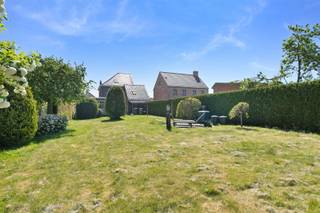Located near the center of Vollezele, we propose you this open building with outbuilding , garage and garden on 6are 23. This property consists of an entrance hall, living / dining room (31m2), fitted kitchen with breakfast corner (19m2), laundry room with toilet, separate outbuilding (technical room of heat pump) and garage for 2 cars (39m2). The floor houses a night hall, 2 bedrooms (15.5 and 17m2), office (7m2) and bathroom (4.5m2). Fixed stairs to convertible insulated attic (35m2). EPC C 274, central heating with heat pump 2025, double glazing PVC with shutters, Side and rear facade already insulated. To visit