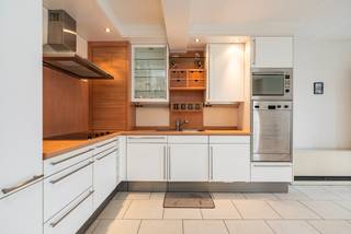 Ruim en instapklaar 2 slaapkamer appartement van 87m² met leuk overdekt terras (Bj: 1998). Gesitueerd pal in het centrum van 's-Gravenwezel met winkels, openbaar vervoer en scholen op wandelafstand! <br /><br />Indeling appartement:<br />Via de verzorgde gemeenschappelijke inkomhal betreden we het appartement op de 2e verdieping via EU-conforme lift of ruime trappenhal. Privatieve inkomhal met vestiairegedeelte en apart toilet met handenwasser. Vanuit de hal is er toegang tot alle vertrekken. Vooraan bevindt zich de woonkamer met plaats voor een zithoek, een eethoek en een volledig geïnstalleerde open keuken met voldoende opbergmogelijkheden. <br />Achteraan bevinden zich 2 ruime slaapkamers (16,50m² &amp; 12,70m²) en een geïnstalleerde badkamer voorzien van enkel lavabomeubel en douche-in bad. Aansluitend de berging / wasplaats.<br /><br />Bijzonderheden:<br />- Bouwjaar 2003 <br />- Aluminium raamwerk met dubbele beglazing<br />- Verwarming dmv accumulatoren met gunstig EPC: 321kWh/m² <br />- Toplocatie pal in het centrum van 's-Gravenwezel <br />- Staanplaats bij te kopen voor 23.000€<br /><br />Ideaal appartement voor starters, alleenstaanden, koppels en tevens investeerders!<br />Momenteel bieden we nog 2 andere appartementen aan in hetzelfde gebouw. <br />Deze kunnen samen gekocht worden.