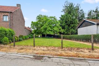 Rustig gelegen grond van 5a 15ca voor halfopen bebouwing in het landelijk Meldert bij Hoegaarden nabij het centrum en Sint-Janscollege. Perceelbreedte 16,67 m met een perceeldiepte van 42,38 m. Maximum gevelbreedte van +/- 11m met bouwdiepte van +/- 15m op het gelijkvloers. Bouwvoorschriften te bekomen via gemeente Hoegaarden.