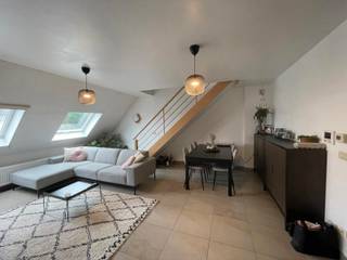 LEDE - Recent duplexappartement in de dorpskern.<br /><br />Inschrijven voor het geplande bezoekmoment kan via onze website => www.immoderas.be<br /><br />Dit modern vormgegeven appartement is gelegen op wandelafstand van het centrum. In de directe omgeving zijn: het station, verschillende winkels, scholen, horeca, openbaar vervoer.. Met de wagen bereik je binnen de 10 minuten de E40.<br /><br />Het pand omvat een lichtrijke, ruime leefruimte, volledig geïnstalleerde halfopen keuken (koelkast, oven, keramische kookplaat, vaatwasser), berging, badkamer met ligbad/douchewand &amp; dubbele wastafel, apart toilet. Op de bovenverdieping zijn er 2 ruime slaapkamers. Verder beschikt het pand over een gezellig terras aan de achterzijde van het pand! Parkeren kan zonder problemen in de straat.<br /><br />AK: €30