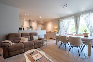 <p><span>Nieuwbouwappartement met 3 slaapkamers, gelegen op de eerste verdieping in het centrum van Sint-Antonius. Dit energiezuinige appartement combineert hedendaags comfort met een kwalitatieve afwerking. De lichtrijke leefruimte sluit aan op een zonnig zuidgericht terras aan de voorzijde. De open keuken is volledig uitgerust met moderne toestellen en vormt een mooi geheel met de woonkamer. Het appartement is afgewerkt met parkettegels die zorgen voor een warme, strakke uitstraling.Met drie volwaardige slaapkamers biedt dit appartement (109 m²) voldoende ruimte voor een gezin, thuiswerk of hobbyruimte. Achteraan bevindt zich een grote tuin. Terwijl u naastliggend de kerk en een gezellig pleintje met parkeergelegenheid vind.Extra voorzieningen zoals een fietsenstalling en vuilnislokaal maken het geheel nog praktischer. Bovendien woont u hier uiterst centraal, met openbaar vervoer voor de deur en een bakker en beenhouwer vlak tegenover.Er is de mogelijkheid om twee ondergrondse autostaanplaatsen naast elkaar aan te kopen aan 22.500 euro per plaats.Een ideale combinatie van nieuwbouwkwaliteit, energiezuinig wonen en een topligging.</span></p><p><span>Pluspunten:</span></p><p><span>Warmtepomp - Vloerverwarming</span></p><p><span>EPC label A</span></p><p><span>Elektrische keuring is conform</span></p><p><span> </span></p><p><span>Bel of mail ons voor een bezoekje.</span></p>