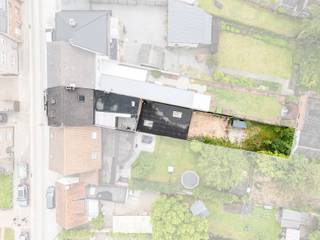 [[ DIT PAND NEEMT DEEL AAN DE ERA OPEN HUIZEN DAG OP 19/9 VAN 11:00 TOT 12:00 ]]
<p><strong>Ben je op zoek naar een ruime woning met handelsruimte, polyvalente ruimte, 2 à 3 slaapkamers én tuin in Erembodegem? Zo Gevonden!</strong></p>

<p>Met een bewoonbare oppervlakte van 272 m² op een perceel van 310 m² biedt deze eigendom heel wat ruimte en mogelijkheden. Dankzij de centrale ligging, nabij winkels, scholen, openbaar vervoer en belangrijke invalswegen, geniet je van een uitstekende bereikbaarheid. Bovendien beschikt de woning over een gunstig EPC-label C (206 kWh/m²/jaar), en centrale verwarming op aardgas.</p>

<p>Op het gelijkvloers vind je een commerciële ruimte van ca. 40 m², ideaal als winkel, kantoor of praktijk, aangevuld met een polyvalente ruimte van 69 m², een hobbyruimte van 10 m², een badkamer met douche, een afzonderlijk toilet en een berging/technische ruimte. Achteraan bevindt zich een aangename tuin van ca. 130 m².</p>

<p>Het woongedeelte bevindt zich op de verdiepingen en omvat een lichtrijke woonkamer, een gezellige zitkamer, een ingerichte keuken, een slaapkamer van 14,9 m², een tweede badkamer met ligbad en een zonnig dakterras. Op de tweede verdieping bevindt zich een ruime slaapkamer van 29,6 m², die eenvoudig kan worden opgesplitst in twee slaapkamers, waardoor de woning over drie slaapkamers kan beschikken.</p>

<p>Een ideale eigendom voor wie wonen en werken wil combineren of op zoek is naar veel ruimte en tal van mogelijkheden. Contacteer ons snel voor een bezoek!</p>