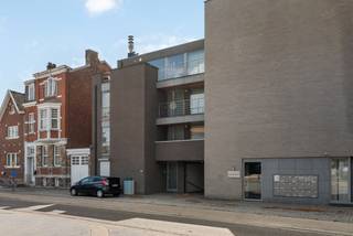 Dit instapklaar appartement uit 2012 heeft een uitstekende bereikbaarheid en dankzij de bewoonbare oppervlakte van 80 m² (bron EPC) en een ruim terras van 28 m² geniet je hier van alle comfort voor een aangename woonervaring.<br /><br />Wanneer je het appartement binnenkomt, word je verwelkomd in een gezellige inkomhal die toegang geeft tot de verschillende vertrekken. Vanuit de inkom stap je meteen de lichtrijke leefruimte binnen, waar de grote ramen zorgen voor een mooie lichtinval en een directe verbinding met het ruime terras van maar liefst 28 m². Aansluitend bevindt zich de ingerichte keuken, praktisch ingericht en voorzien van voldoende opbergruimte, ideaal om dagelijks te koken.<br />Verder in het appartement vind je twee comfortabele slaapkamers, waarvan de grootste perfect geschikt is als master bedroom en de tweede momenteel als dressing wordt gebruikt. De badkamer is uitgerust met een lavabo, ligbad en douche. Daarnaast is er een handige berging met aansluiting voor de wasmachine en extra plaats voor opslag.<br />Als kers op de taart geniet je van een prachtig aangelegde gemeenschappelijke tuin, waar je omringd wordt door groen en even helemaal tot rust kunt komen.<br />Een ruime parkeerplaats is bij aan te kopen.<br /><br />Buitengewone kenmerken:<br />- Bouwjaar 2012 <br />- Instapklaar<br />- 80 m² bewoonbare oppervlakte<br />- Groot terras van 28 m²<br />- 2 slaapkamers en 1 badkamer<br />- Gemeenschappelijke tuin