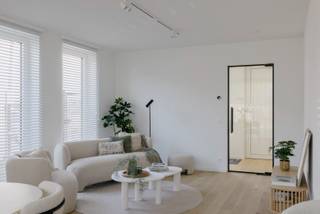 UNIEKE LANCERINGSKORTING T.W.V. €25.000 VOOR DE EERSTE 3 KOPERS!!!<br />Kom deze woning bezichtigen tijdens Nieuwbouwzondag op 26/04 tussen 14u-17u!<br />https://www.eribo.be/te-koop/huizen-vichte-hof-ter-vichten<br /><br />Hof ter Vichten staat voor modern wonen in een leuke buurt en is de ideale uitvalsbasis in het centrum van Vichte, m.a.w. het heeft alles in huis voor iedereen die op zoek is naar een aangename plek om te wonen. <br /><br />Dit Eribo-project omvat 19 woningen met een halfopen of gesloten bebouwing, elk met 3 ruime slaapkamers. De tuinen zijn afgesloten met een tuinpoortje en zijn toegankelijk via een aparte toegangsweg. 11 woningen zijn voorzien van een inpandige garage. De overige woningen hebben een privatieve carport ter beschikking op het terrein met afsluitbare berging. Inclusief tuinberging.<br /><br />Eribo staat garant voor duurzame kwaliteit. De woningen worden in detail afgewerkt met hoogwaardige materialen (incl. aluminium buitenschrijnwerk) en voldoen aan de hedendaagse comforteisen, met veel aandacht voor thermische en akoestische isolatie. Alle woningen zijn voorzien van zonnepanelen, warmtepomp en vloerverwarming.<br /><br />De verkoop van fase 1 is momenteel bezig. Deze bestaat uit 7 woningen gelegen aan de Waregemstraat. <br /><br />Meer info op https://www.eribo.be/te-koop/huizen-vichte-hof-ter-vichten of contacteer ons via ben@eribo.be of 0488/942.643.