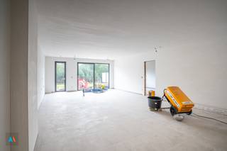 Rustig gelegen, op wandel- en fietsafstand van winkels, gemeenteschool, openbaar vervoer<br />De woning wordt voor het eerst verhuurd. De laatste afwerkingen worden uitgevoerd.<br /><br /><span><strong>Indeling:</strong></span><br /><span>Gelijkvloers</span>: inkomhal, wc, grote open leefruimte met ingerichte keuken en groot schuifraam naar terras en tuin, bureau/speelkamer, inpandige garage;<br /><span>Eerste verdieping</span>: nachthal, 2 slaapkamers, badkamer met ligbad&amp;douche, wc , wasplaats; <br /><span>Tweede verdieping</span>: nachthal, 2 slaapkamers, doucheruimte, technische ruimte;<br />De woning is volledig onderkelderd, voorzien van terras en tuin.<br /><br />EPC in aanvraag. Beschikbaar vanaf 1 januari 2026.